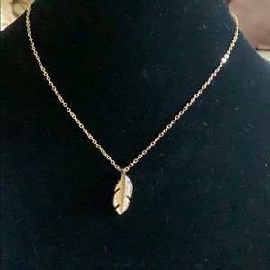👀 Gold tone necklace with feather pendant NWOT